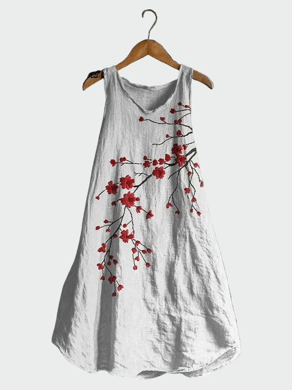 Weisses Kleid mit Kirschblütenzweigen