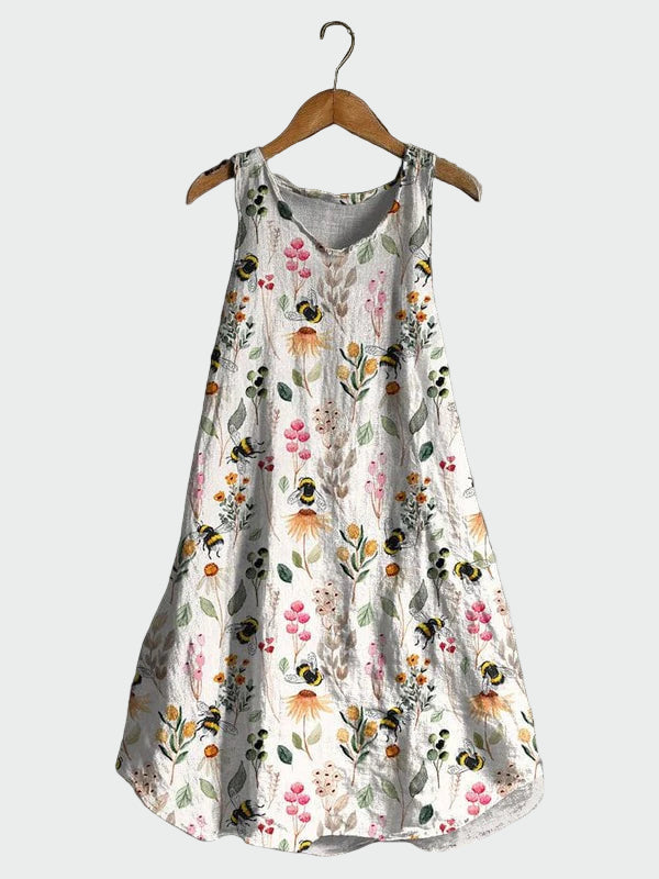 Weisses Kleid mit Bienen und Blüten