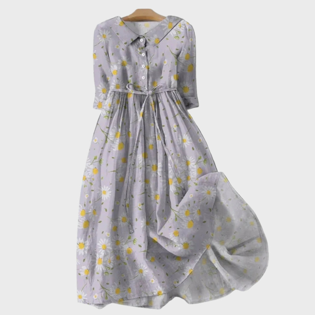 Helles Kleid mit zarten Gänseblümchen