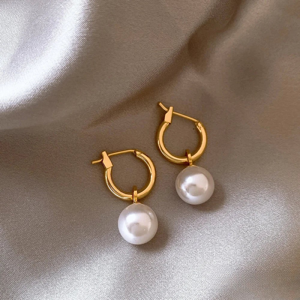 Elegante Ohrringe mit goldenen Perlen